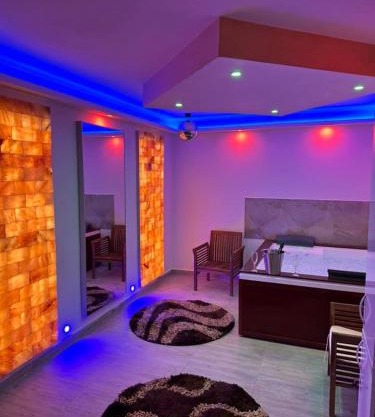 Regim Hotel Hanea jacuzzi in camera,piscina exterioara si sauna comuna