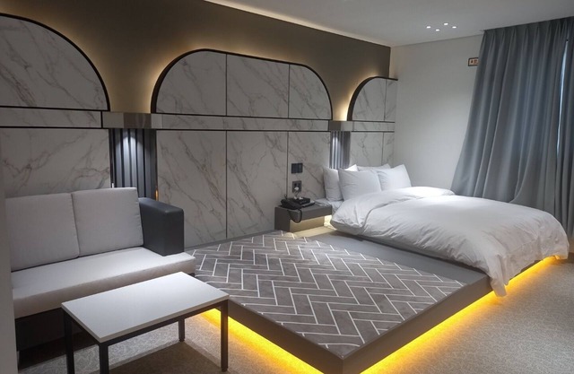 REINA HOTEL