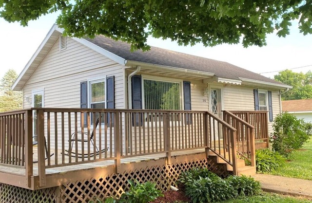 Rejoice Inn- Private Home- All Yours!!! In a quiet town on a large lot! New Bath