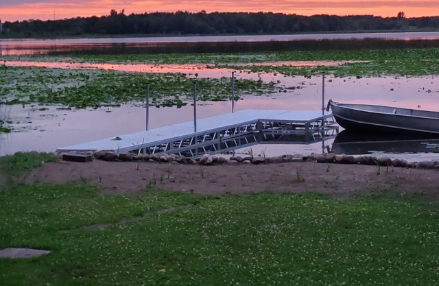 Relax and Enjoy fishing and wildlife on Goose lake