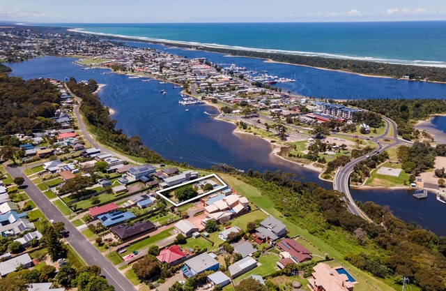 Kalimna Holiday House: Relax and enjoy the magnificent 180-degree water views