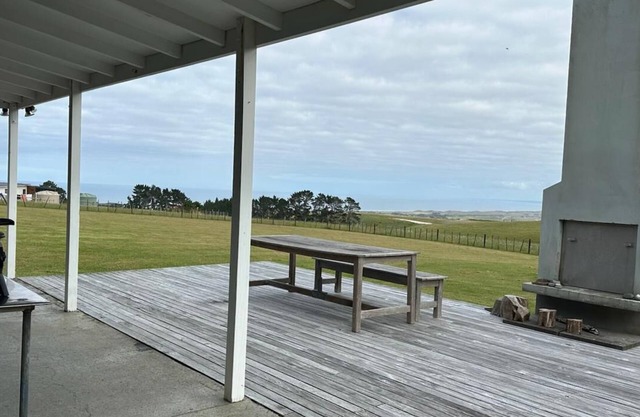 Relax and enjoy the view, 5 minutes drive from Ahipara beach