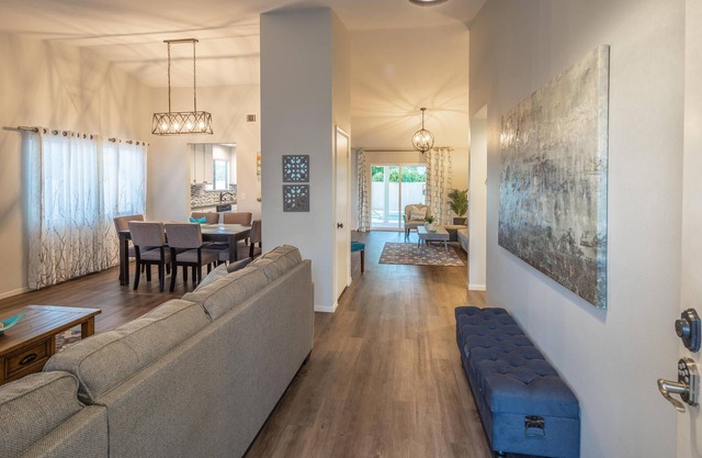 Relájate y disfruta, esta hermosa casa, convenientemente ubicada cerca de la avenida principal.