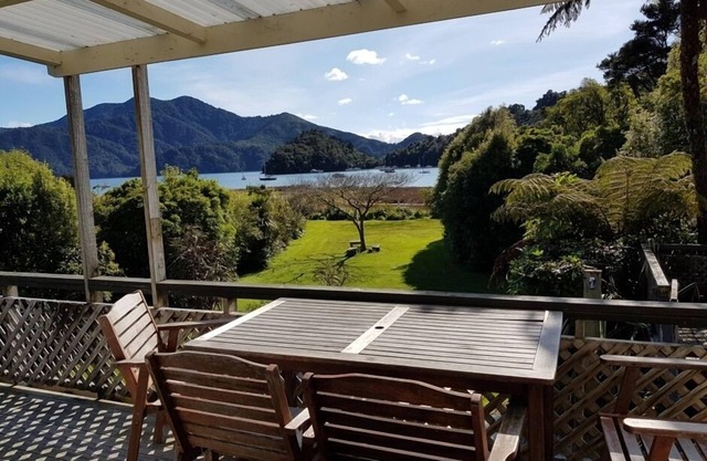 Relájate y disfruta - Waterfront Bach at Ngakuta Bay