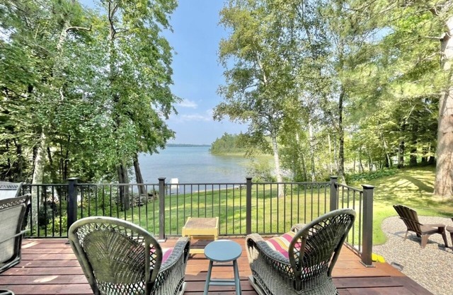 Relax and recharge! Cabin on a tranquil bay on Deer Lake is a perfect get away!