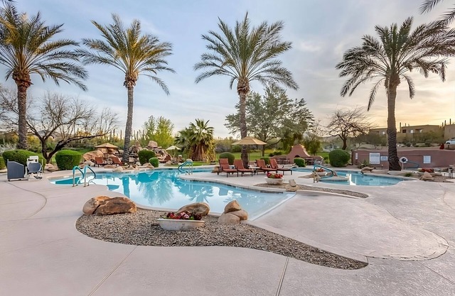 Relax and Recharge! Full KItchen, Swimming Pool, Free Parking!