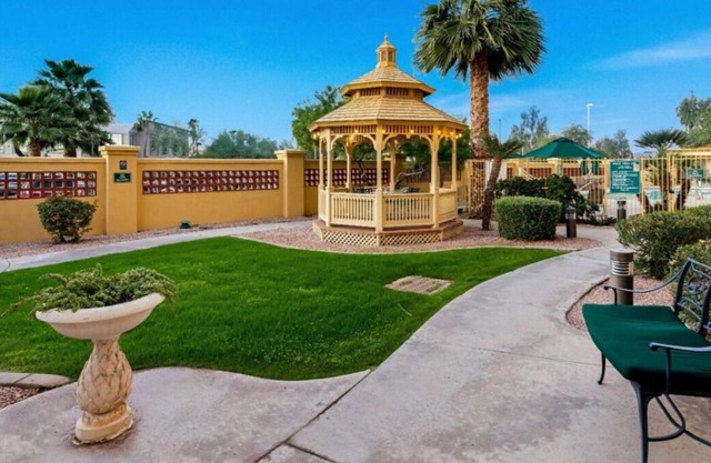 Relax and Recharge! Free Breakfast, Onsite Pool, Pets Allowed, Free Parking
