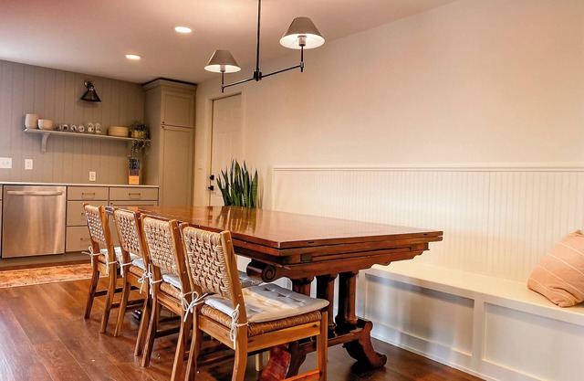 Relax and Reconnect: Spacious 4-Bedroom Retreat - Minutes from Downtown Geneva
