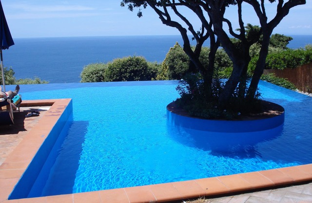 Relájese y mar: una habitación con patio y piscina