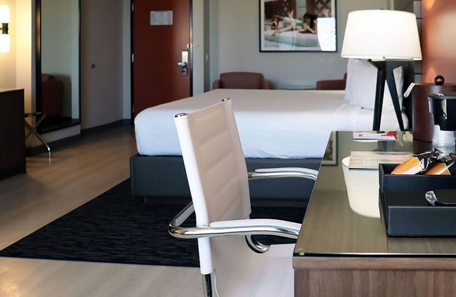 Relax and Unwind! 2 Comfortable Units, Pool, Free Parking, Near Mob Museum