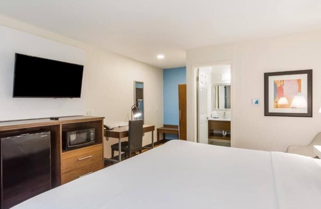 Relax and Unwind! 2 Great Units, Onsite Pool, Free Parking & Breakfast
