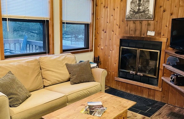 Relax and Unwind at the Bear Stroll Bungalow