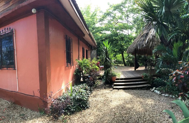 Relájese y descanse en un refugio de pueblo tropical
