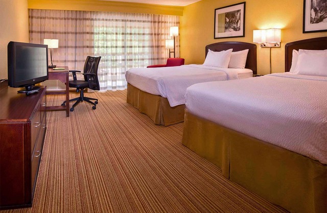 Relax and Unwind! Free Parking, Onsite Swimming Pool, Pet-friendly Property