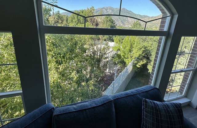 Relax and Unwind in a 3BR/2BA Apartment. Pool, Hot Tub, and Gym