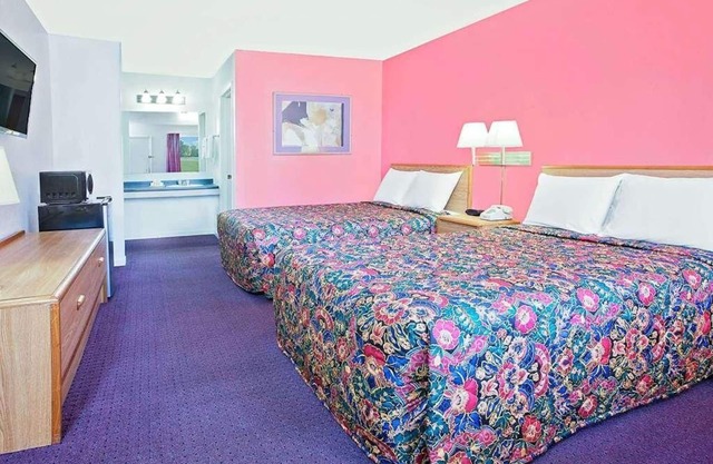 Relax and Unwind in Knights Inn Muskogee! 2 Comfortable Units, Free Parking