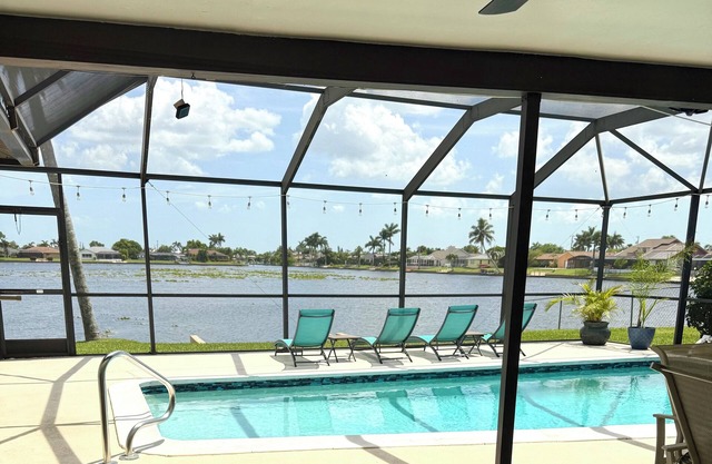 Relax and unwind at the Cozy Estate on the Lake
