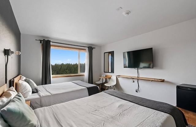 Relax and Unwind! Pet-friendly, Indoor Pool, Sauna, Free Parking!