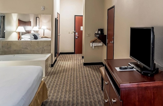 Relax and Unwind! Onsite Pool, Free Parking, Free Breakfast!