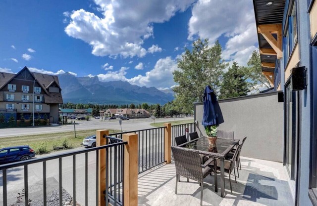 Relax and Unwind with Stunning Views, Patio, BBQ