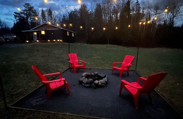 Relax at Cozy Cabin near Algonquin, 2 Bedroom, WIFI, large yard w/firepit