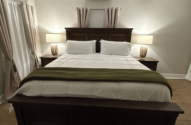 Cricket & Clover Retreat Near SU, LSU & Airport, WiFi, AC, and Full Kitchen