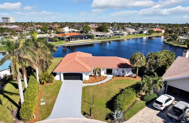 Relax at Lake Breeze – 4BR Fort Myers Getaway