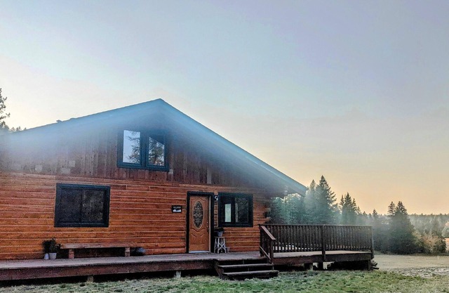 Relax at Larch Lodge! 3 bedroom 2 bath log home on acreage