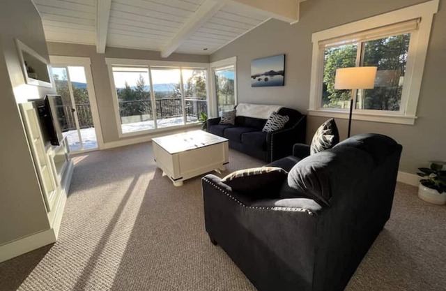 Relax at Maple Mountain Hilltop Retreat w/ Hot Tub