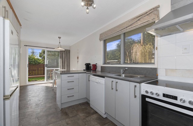 RELAX AT RUAKAKA - RUAKAKA HOLIDAY HOME, pet friendly in Ruakaka