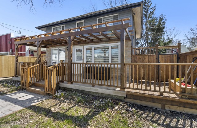 Relax at the Crystal Beach Retreat - 6 min walk to the Beach!