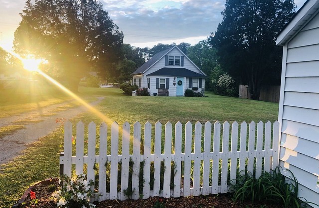 Relax at this beautiful Historic Intracoastal Waterlily Cottage + Game Room