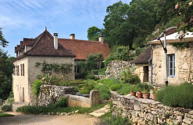 Relax by pool with view over Célé valley