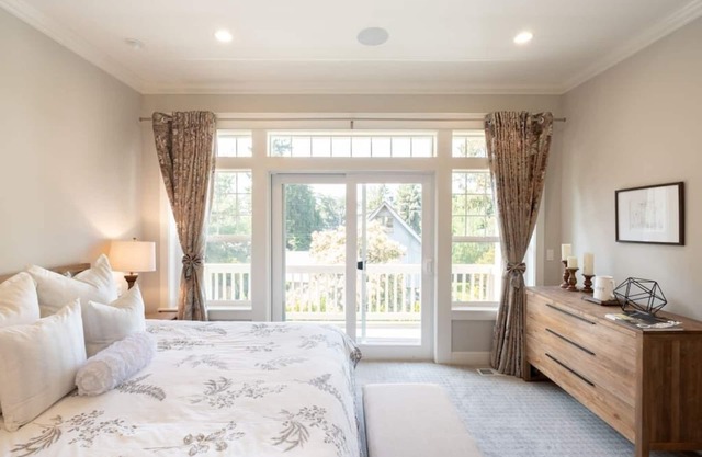 4BR Mercer Island Luxury Home w / Chef's Kitchen