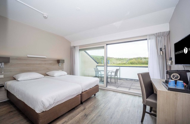 Relax by the Sea: Terrace with Dune View, Pool, Beach Access & Onsite Dining