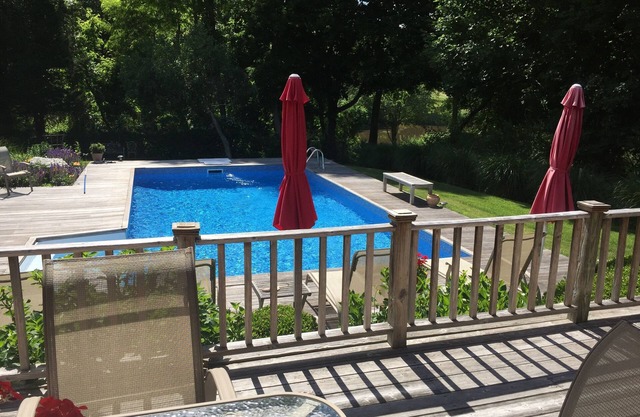 Relajarse en la piscina, o caminar a la playa y restaurantes