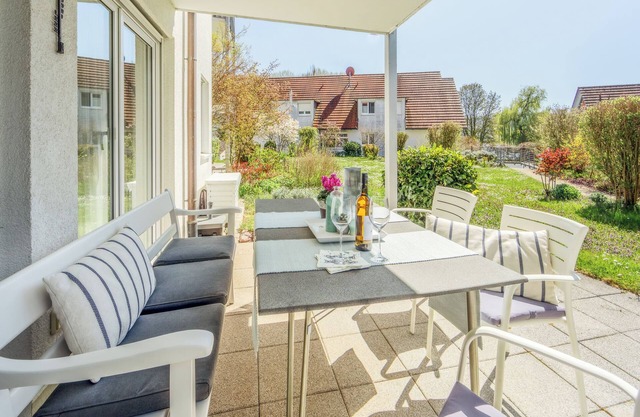 Relax & enjoy: Haubentaucher holiday apartment directly on the lake in Hemmenhof