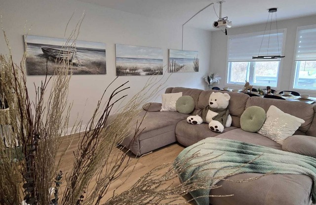 Relax house a few minutes from Port Stanley beach, with hot tub and game room