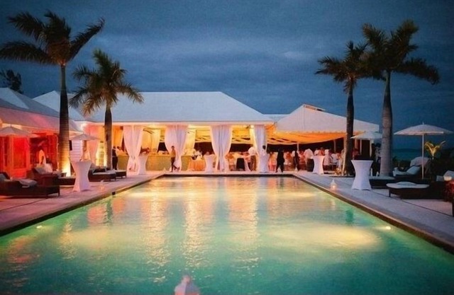 Relax in a beautifully renovated beach villa on a legendary beach!