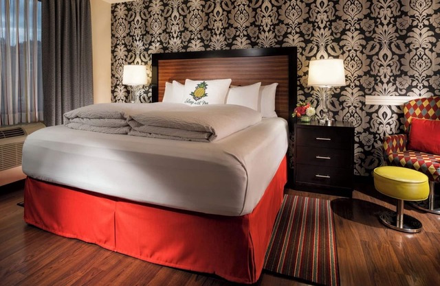 Relax in a Cheerful Room w/ Cozy Bed Near Seattle's Famous Opera, Indoor Pool