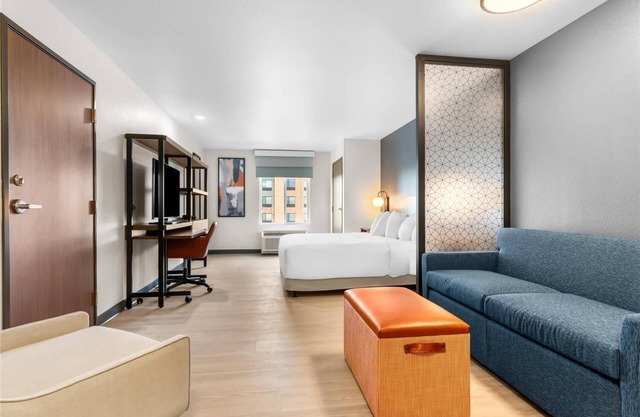Relax in a Clean & Contemporary Suite w/ Fully Equipped Kitchen Near Downtown