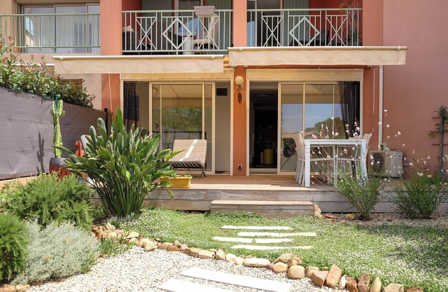 relajarse para dos en el jardín privado