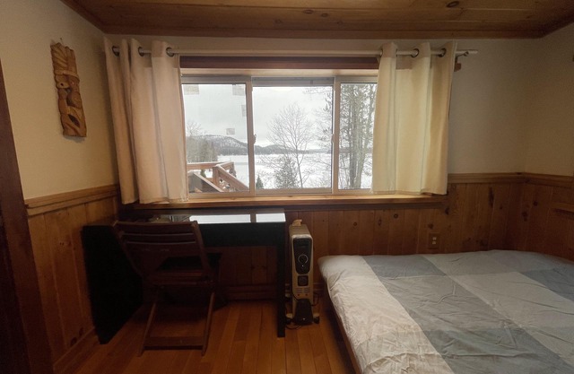 Relax in Canadian Nature in our 2 bedroom Cottage on Long Lake