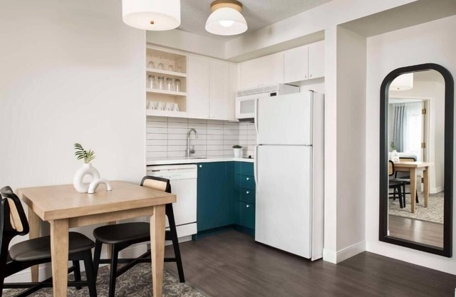 Relax in Comfort at a Modern Suite near Richmond Hill, Pets are Welcome