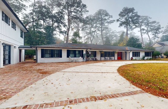 Relax in historic charm with modern comforts in beautiful Isle of Hope