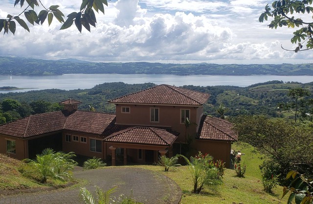 Amazing 5 dormitorio principal en comunidad cerrada con vistas panorámicas del Lago Arenal