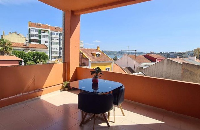 Relax in Lisbon for 4 people with terrace and parking