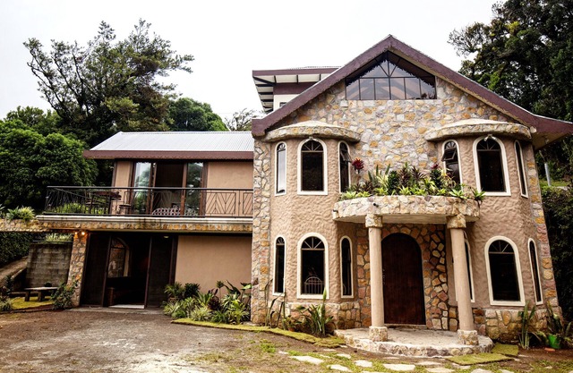¡Relájate en medio del bosque nuboso en una villa increíble con vistas increíbles!