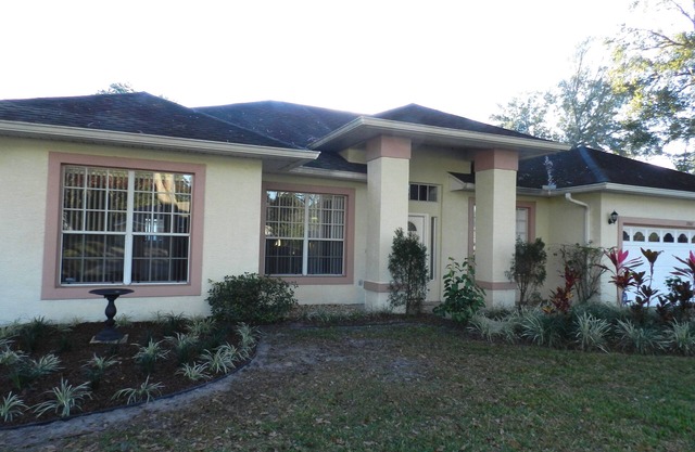 Relájese en el jacuzzi en nuestro 4 dormitorios, 3 baños en Doral Woods