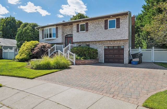 Relax in Style: Heated Pool, Golf Area, Gym & 2 Offices at Luxury Home